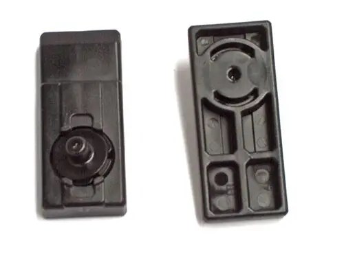 Zwei schwarze Kunststoffteile von Daikin für die Verriegelung, eines mit einem runden Mechanismus und das andere mit einer flachen, strukturierten Oberfläche.